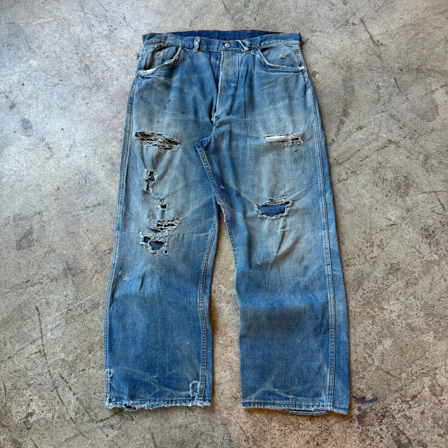 1940S DISTRESSED DONUT BUTTON JEANS