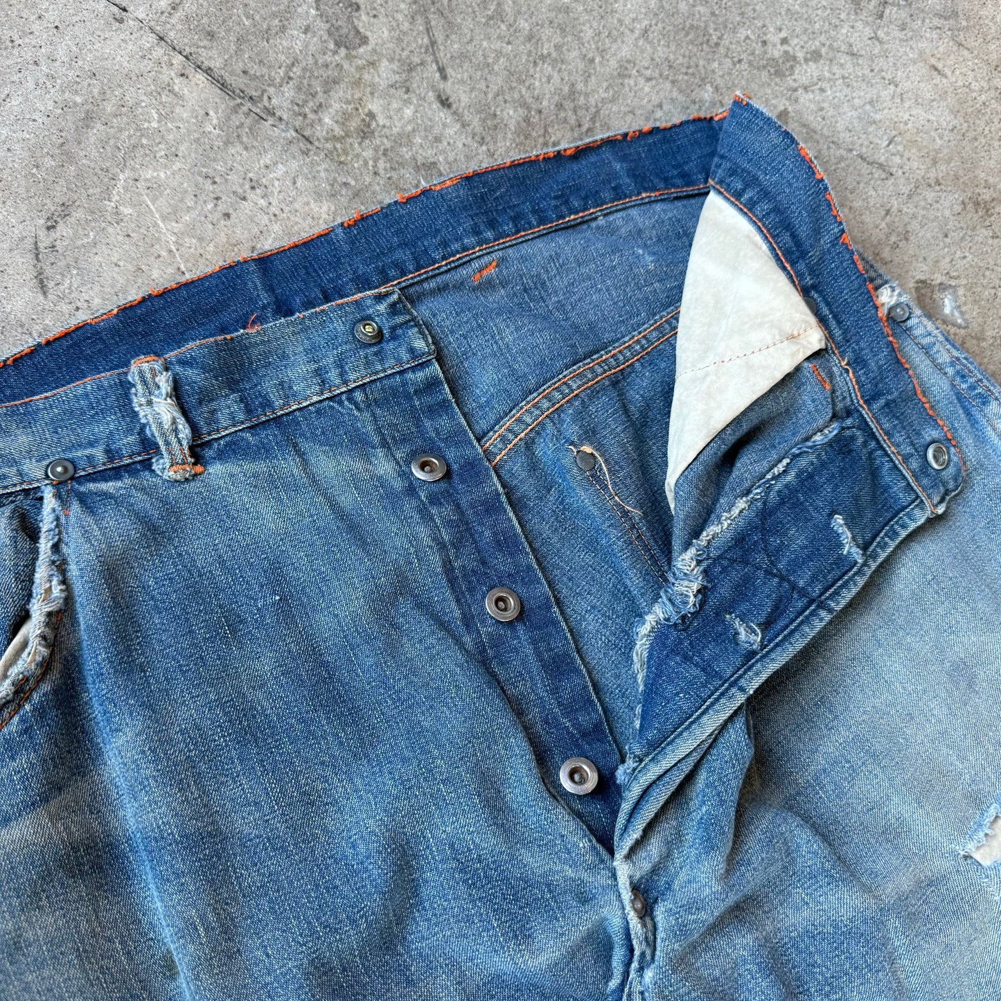 1940S DISTRESSED DONUT BUTTON JEANS