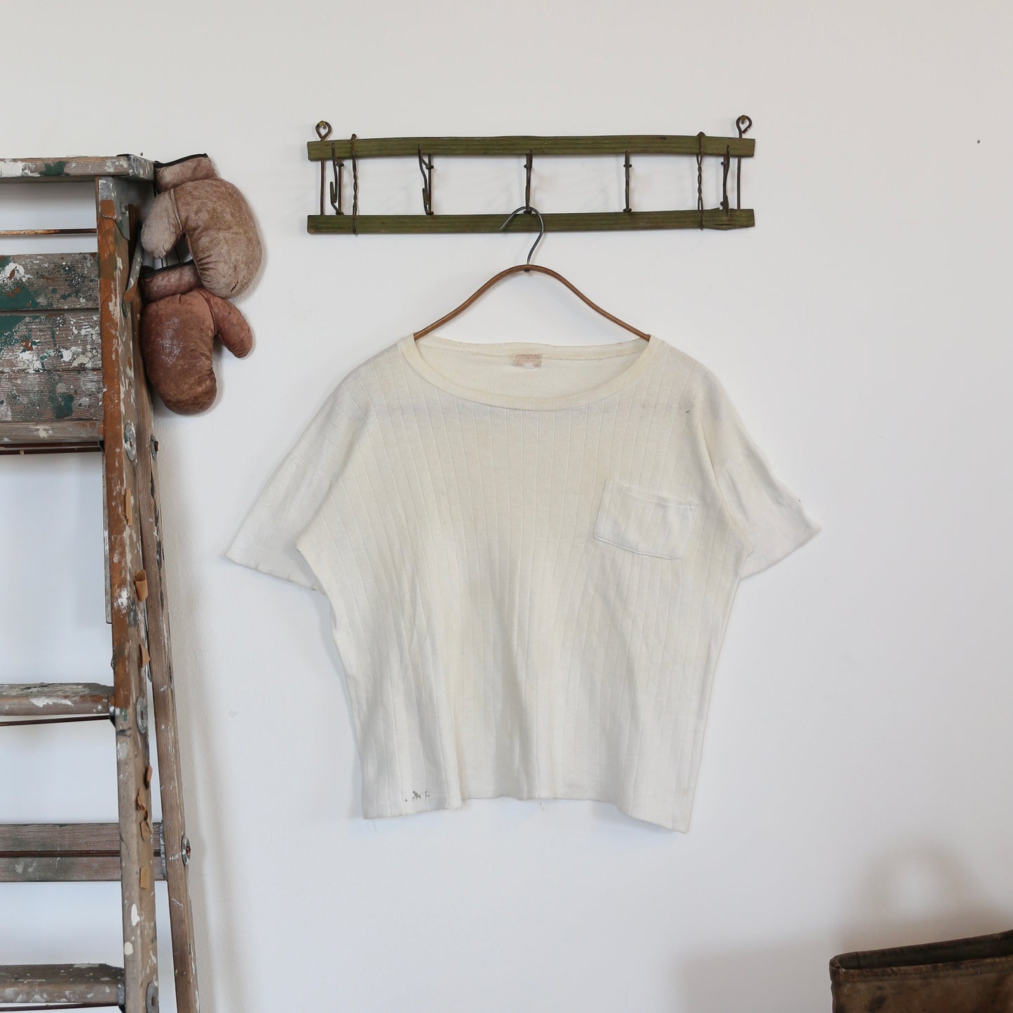 1940'S RIBBED WHITE POCKET TEE